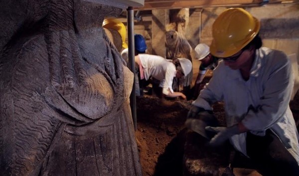 ΣΟΚ: “Ο τάφος της Αμφίπολης έχει λεηλατηθεί” - Φωτογραφία 2