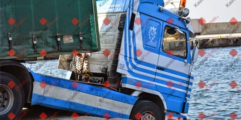 ΦΩΤΟ: Ατύχημα στο λιμάνι της Καβάλας- Φορτηγό βρέθηκε κρεμασμένο στην προβλήτα - Φωτογραφία 1