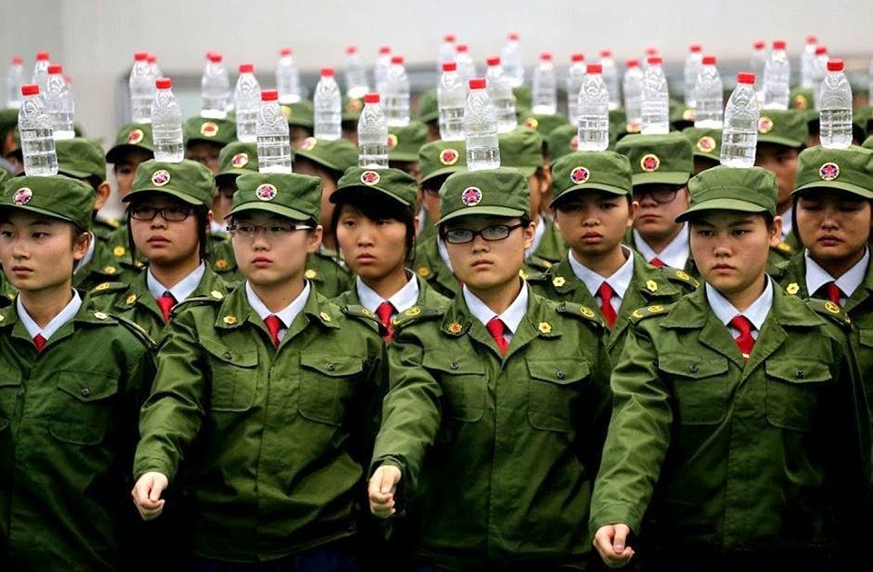 ΦΩΤΟ-Οι Κινέζοι παρελαύνουν με μπουκάλι στο κεφάλι - Φωτογραφία 1