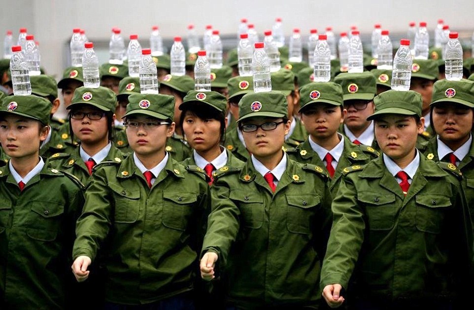 ΦΩΤΟ-Οι Κινέζοι παρελαύνουν με μπουκάλι στο κεφάλι - Φωτογραφία 2