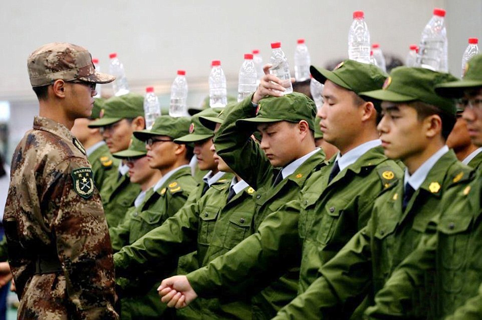 ΦΩΤΟ-Οι Κινέζοι παρελαύνουν με μπουκάλι στο κεφάλι - Φωτογραφία 4
