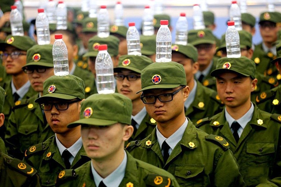 ΦΩΤΟ-Οι Κινέζοι παρελαύνουν με μπουκάλι στο κεφάλι - Φωτογραφία 5