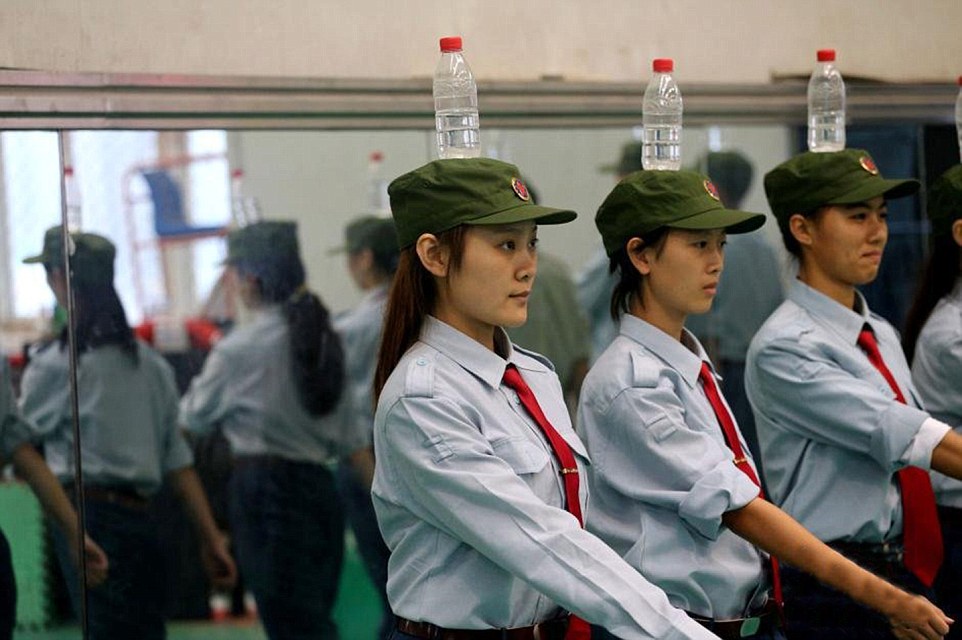 ΦΩΤΟ-Οι Κινέζοι παρελαύνουν με μπουκάλι στο κεφάλι - Φωτογραφία 6