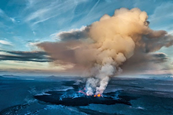 Πανέμορφες εικόνες από έκρηξη ηφαιστείου στην Ισλανδία! - Φωτογραφία 1