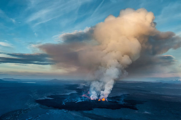 Πανέμορφες εικόνες από έκρηξη ηφαιστείου στην Ισλανδία! - Φωτογραφία 2
