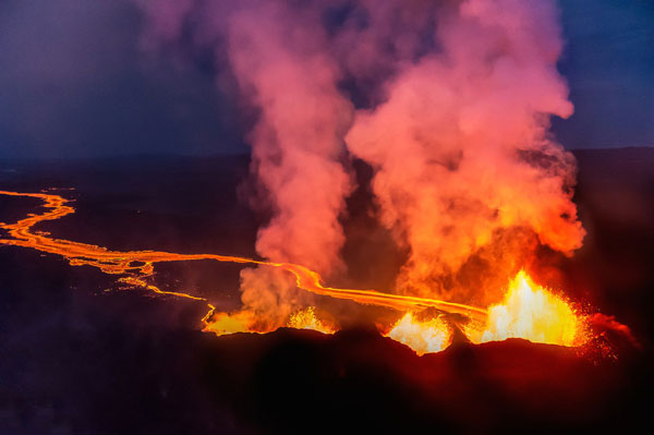 Πανέμορφες εικόνες από έκρηξη ηφαιστείου στην Ισλανδία! - Φωτογραφία 3