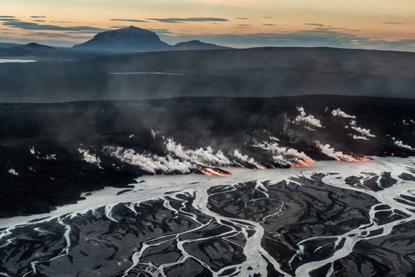 Πανέμορφες εικόνες από έκρηξη ηφαιστείου στην Ισλανδία! - Φωτογραφία 4