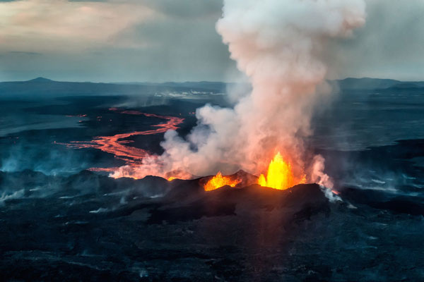 Πανέμορφες εικόνες από έκρηξη ηφαιστείου στην Ισλανδία! - Φωτογραφία 9