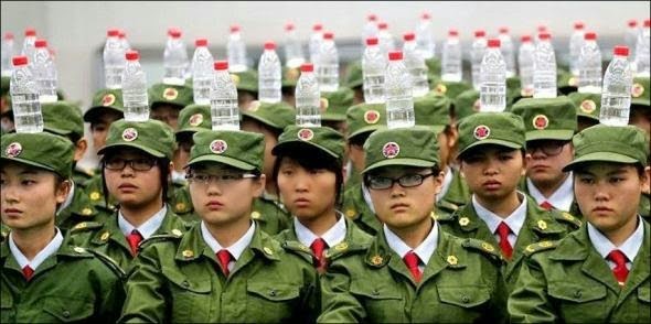 Οι Κινέζοι παρελαύνουν με μπουκάλι στο κεφάλι! [photos] - Φωτογραφία 2