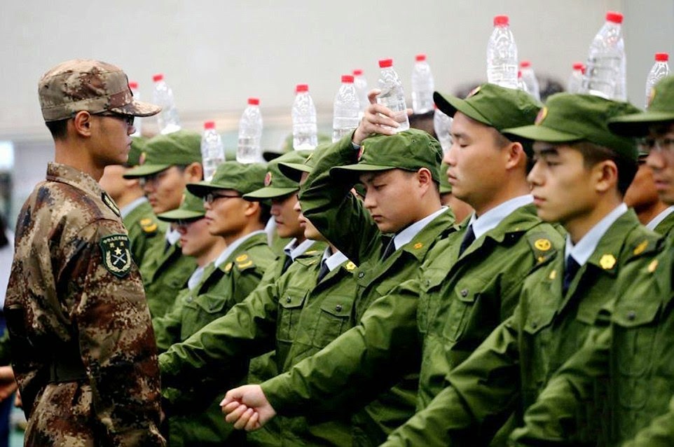 Οι Κινέζοι παρελαύνουν με μπουκάλι στο κεφάλι! [photos] - Φωτογραφία 4