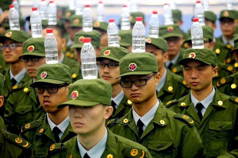 Οι Κινέζοι παρελαύνουν με μπουκάλι στο κεφάλι! [photos] - Φωτογραφία 5