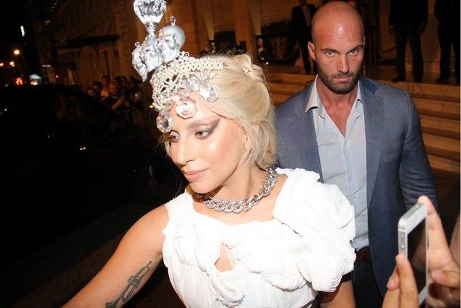 Η Lady Gaga ξεσήκωσε το ΟΑΚΑ με ελληνική σημαία και αλλαγές ρούχων πάνω στη σκηνή - Φωτογραφία 4