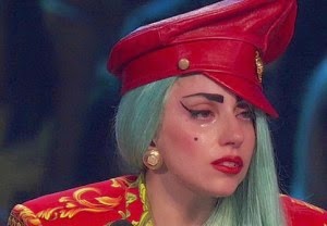 Ο Έλληνας  θαυμαστής που έκανε την Gaga να κλάψει επί σκηνής...Τι συνέβη; - Φωτογραφία 1