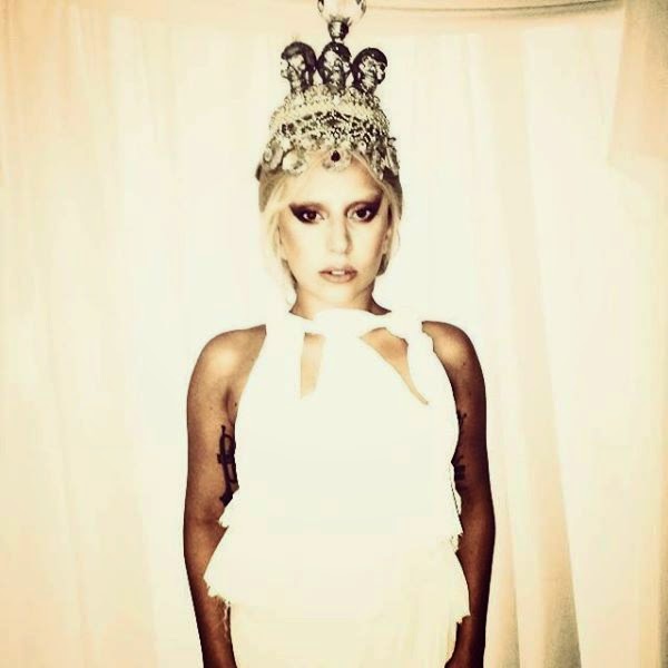 Lady Gaga: Bγήκε από το ξενοδοχείο σαν αρχαία Ελληνίδα - Φωτογραφία 2