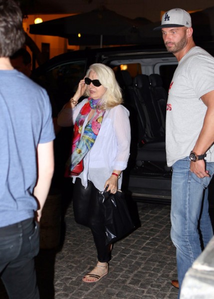Η τρέλα κληρονομείται: Η μάνα της Lady Gaga με δερμάτινο κολάν και γυαλιά ηλίου το βράδυ! [photos] - Φωτογραφία 3