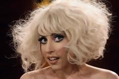 Η τρέλα κληρονομείται: Η μάνα της Lady Gaga με δερμάτινο κολάν και γυαλιά ηλίου το βράδυ! [photos]