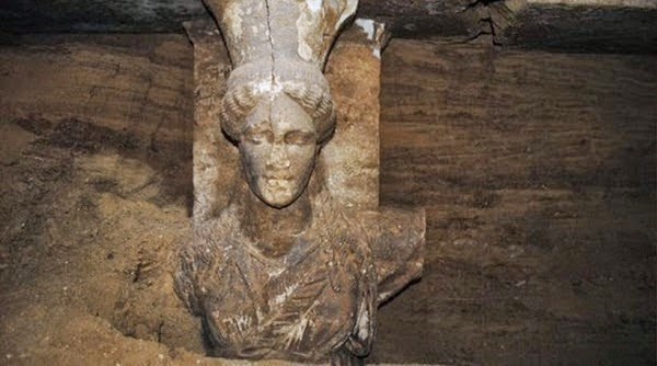ΔΗΛΩΣΗ ΣΟΚ: Οι Καρυάτιδες της Αμφίπολης είναι χοντροκομμένα αγάλματα νεοπλουτίστικης αντίληψης... [photo] - Φωτογραφία 1