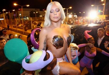 Τι ήθελε τελικά στα Εξάρχεια η Lady Gaga; - Φωτογραφία 9