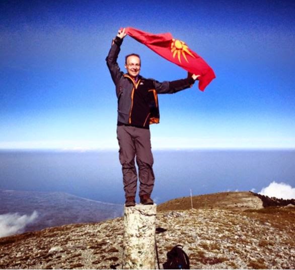 «Είδηση» Σκοπίων: Ο αντιπρόεδρος της κυβέρνησης ύψωσε τη σημαία με τον ήλιο της Βεργίνας στον Όλυμπο... - Φωτογραφία 1