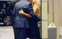 ΣΚΑΝΔΑΛΟ: Παντρεμένος ηθοποιός φιλιέται με την παράνομη στη μέση του δρόμου!