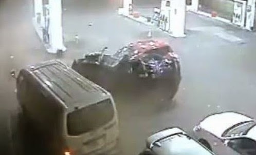 ΒΙΝΤΕΟ ΣΟΚ από ατύχημα σε βενζινάδικο...[video] - Φωτογραφία 1