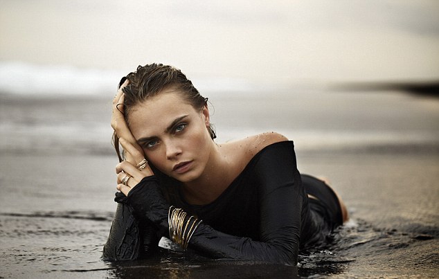 Η Cara Delevingne ποζάρει μόνο με κοσμήματα - Φωτογραφία 6