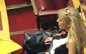 Με μίνι, πλατφόρμες και αλυσίδα στο πόδι η Σόδη στη Βουλή [photos] - Φωτογραφία 2
