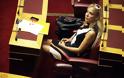 Με μίνι, πλατφόρμες και αλυσίδα στο πόδι η Σόδη στη Βουλή [photos] - Φωτογραφία 5