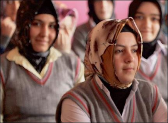 Φοράει μαντίλα και στις μαθήτριες ο Ερντογάν - Φωτογραφία 1