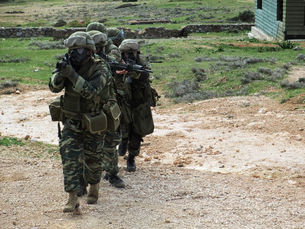 Με οπλισμένα τα Απάτσι η αερομεταφορά των Κομάντος στον Έβρο! - Φωτογραφία 2