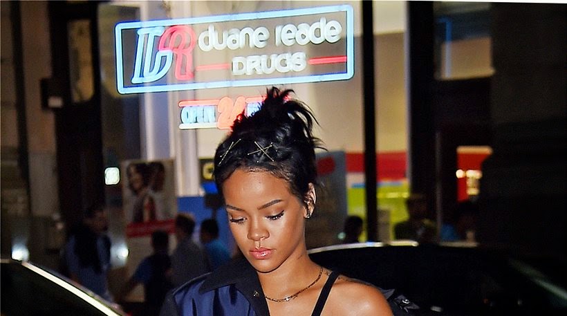 Δείτε τη Rihanna με παλτό 3 χιλιάδων δολαρίων και αθλητικά - Φωτογραφία 1
