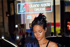Δείτε τη Rihanna με παλτό 3 χιλιάδων δολαρίων και αθλητικά