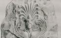 Οι ακέφαλες Σφίγγες και οι Καρυάτιδες της Αμφίπολης σε ακροκέραμο της Αρχαίας Πέλλας; - Φωτογραφία 1