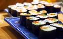 Σκουλήκια «έφαγαν» το στομάχι ενός άνδρα έπειτα από την κατανάλωση χαλασμένου σούσι: Δείτε τις ακτινογραφίες και θα πάθετε ΣΟΚ!  [photos] - Φωτογραφία 1