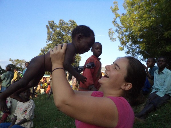 Δείτε την Κρητικιά «νεράιδα» των παιδιών της Αφρικής που έχει προκαλέσει Πανελλήνια συγκίνηση... - Φωτογραφία 3