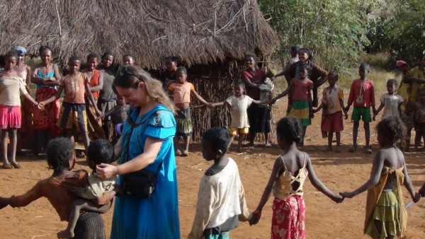 Δείτε την Κρητικιά «νεράιδα» των παιδιών της Αφρικής που έχει προκαλέσει Πανελλήνια συγκίνηση... - Φωτογραφία 5