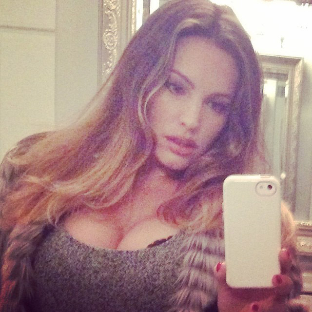 Kelly Brook: Φορώντας ένα σούπερ μίνι και see-through μπλουζάκι - Φωτογραφία 11