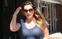 Kelly Brook: Φορώντας ένα σούπερ μίνι και see-through μπλουζάκι - Φωτογραφία 3