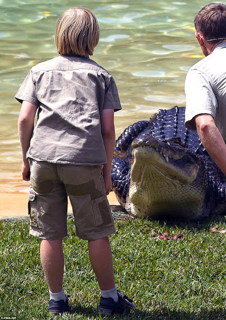 ΔΕΙΤΕ: Η στιγμή που ο 10χρονος γιος του Steve Irwin ήρθε πρόσωπο με πρόσωπο με έναν γιγάντιο κροκόδειλο - Φωτογραφία 4