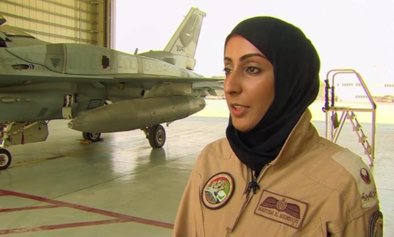 Αυτή είναι η γυναίκα που βομβαρδίζει τους τζιχαντιστές: Η πρώτη πιλότος των Ηνωμένων Αραβικών Εμιράτων... [photos] - Φωτογραφία 2