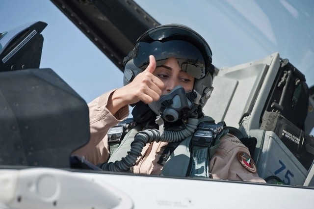 Αυτή είναι η γυναίκα που βομβαρδίζει τους τζιχαντιστές: Η πρώτη πιλότος των Ηνωμένων Αραβικών Εμιράτων... [photos] - Φωτογραφία 4
