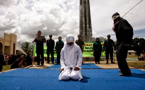 100 μαστιγώσεις η ποινή για μοιχεία στην Ινδονησία - Φωτογραφία 1