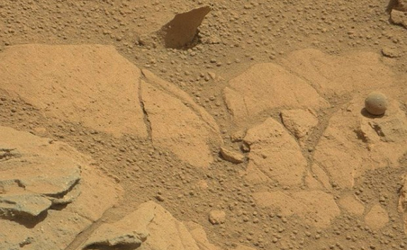 Curiosity: Βρήκε μια... μπάλα στην επιφάνεια του Άρη - Φωτογραφία 3
