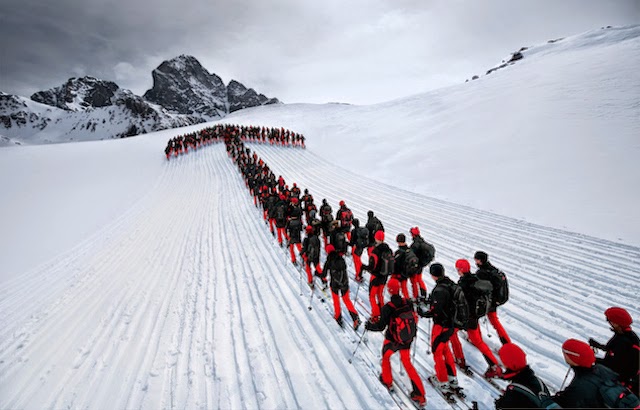 Εντυπωσιακοί σχηματισμοί ορειβατών στις Άλπεις! - Φωτογραφία 1