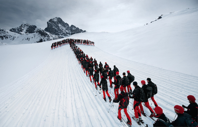 Εντυπωσιακοί σχηματισμοί ορειβατών στις Άλπεις! - Φωτογραφία 2