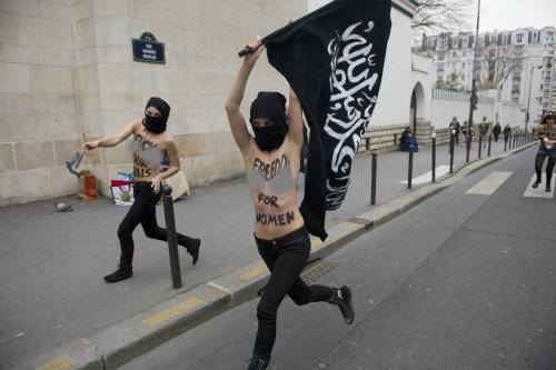 Θα το χάσουν το κεφάλι τους οι FEMEN – Τόπλες με σημαία τζιχαντιστών - Φωτογραφία 2