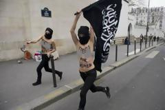 Θα το χάσουν το κεφάλι τους οι FEMEN – Τόπλες με σημαία τζιχαντιστών