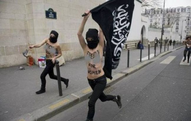Οι FEMEN γυμνόστηθες με σημαία του Ισλαμικού Κράτους - Φωτογραφία 2