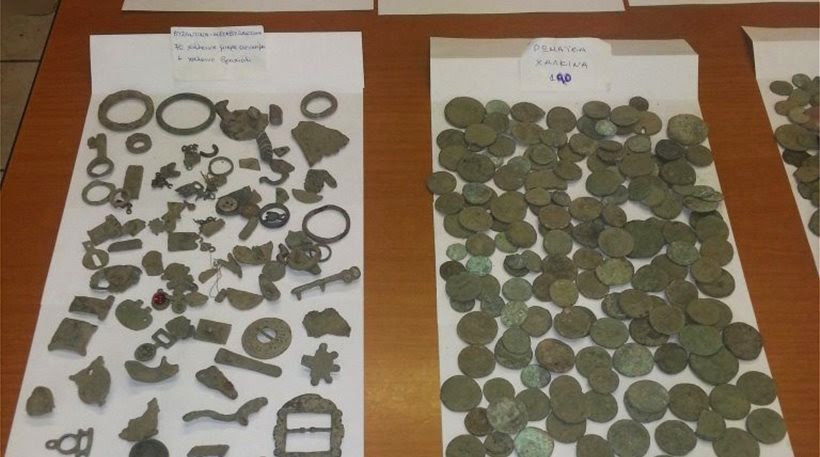 Ημαθία: Εκατοντάδες αρχαία νομίσματα και ολόκληρο οπλοστάσιο στο σπίτι 72χρονου - Φωτογραφία 1