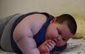 H ΙΣΤΟΡΙΑ ΠΟΥ ΣΥΓΚΛΟΝΙΖΕΙ: Το τρίχρονο παιδί που ζυγίζει όσο ένας ενήλικας και δεν μπορεί να σταματήσει το φαγητό! [video]